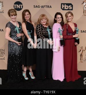 Von links, Schauspielerinnen Phyllis Logan, Lesley, Nicol, Sophie McShera, Joanne Froggatt, und Raquel Cassidy, Gewinner der hervorragende Leistung durch ein Ensemble in einer Drama Serie für "ownton Abbey, 'Erscheinen backstage bei der 22. jährlichen Screen Actors Guild Awards im Shrine Auditorium & Expo Hall in Los Angeles, Kalifornien am 30. Januar 2016. Foto von Jim Ruymen/UPI Stockfoto