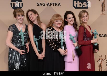 Von links, Schauspielerinnen Phyllis Logan, Lesley, Nicol, Sophie McShera, Joanne Froggatt, und Raquel Cassidy, Gewinner der hervorragende Leistung durch ein Ensemble in einer Drama Serie für "ownton Abbey, 'Erscheinen backstage bei der 22. jährlichen Screen Actors Guild Awards im Shrine Auditorium & Expo Hall in Los Angeles, Kalifornien am 30. Januar 2016. Foto von Jim Ruymen/UPI Stockfoto