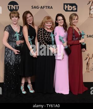 Von links, Schauspielerinnen Phyllis Logan, Lesley, Nicol, Sophie McShera, Joanne Froggatt, und Raquel Cassidy, Gewinner der hervorragende Leistung durch ein Ensemble in einer Drama Serie für "ownton Abbey, 'Erscheinen backstage bei der 22. jährlichen Screen Actors Guild Awards im Shrine Auditorium & Expo Hall in Los Angeles, Kalifornien am 30. Januar 2016. Foto von Jim Ruymen/UPI Stockfoto