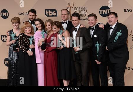 Von links, Schauspieler Phyllis Logan, Tom Cullen, Lesley, Nicol, Sophie McShera, Joanne Froggatt, Raquel Cassidy, Kevin Doyle, Julian Ovenden, Allen Leech und Jeremy Swift, Gewinner der hervorragende Leistung durch ein Ensemble in einer Drama Serie für "ownton Abbey, 'Erscheinen backstage bei der 22. jährlichen Screen Actors Guild Awards im Shrine Auditorium & Expo Hall in Los Angeles, Kalifornien am 30. Januar 2016. Foto von Jim Ruymen/UPI Stockfoto