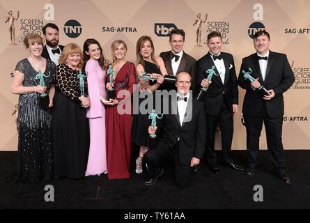 Von links, Schauspieler Phyllis Logan, Tom Cullen, Lesley, Nicol, Sophie McShera, Joanne Froggatt, Raquel Cassidy, Kevin Doyle, Julian Ovenden, Allen Leech und Jeremy Swift, Gewinner der hervorragende Leistung durch ein Ensemble in einer Drama Serie für "ownton Abbey, 'Erscheinen backstage bei der 22. jährlichen Screen Actors Guild Awards im Shrine Auditorium & Expo Hall in Los Angeles, Kalifornien am 30. Januar 2016. Foto von Jim Ruymen/UPI Stockfoto