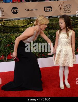 Schauspielerinnen Julie Bowen, Links, und Aubrey Anderson-Emmons der 22. jährliche Screen Actors Guild Awards teilnehmen im Shrine Auditorium & Expo Hall in Los Angeles, Kalifornien am 30. Januar 2016. Foto von Jim Ruymen/UPI Stockfoto