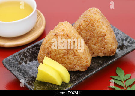 Yakionigiri, Japanisch essen, Reis, Reis Dreieck mit Sojasoße Stockfoto