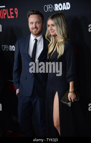 Warf Mitglied Aaron Paul und Regisseur Lauren Parsekian Besuchen die Premiere der motion picture Krimi "Triple 9" im Regal L.A. Leben in Los Angeles am 16. Februar 2016. Handlung: Eine Crew von dirty Cops ist von der russischen Mafia erpresst ein nahezu unmöglich heist auszuführen. Foto von Jim Ruymen/UPI Stockfoto