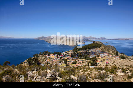 Panoramablick auf das Dorf Yumani und Titicaca See, Isla del Sol, Bolivien Stockfoto