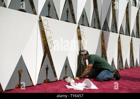Ein Arbeiter bringt den letzten Schliff auf dem roten Teppich als Vorbereitung für die 88. Academy Awards sind, auf die Dolby Theatre in Hollywood" in Los Angeles am 27. Februar 2016. Die Academy Awards findet am Sonntag, den 28. Februar 2016 stattfinden. Foto von Kevin Dietsch/UPI Stockfoto