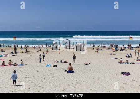 Menschenmassen am Strand während der Schulferien Surfers Paradise, Queensland, Australien Stockfoto