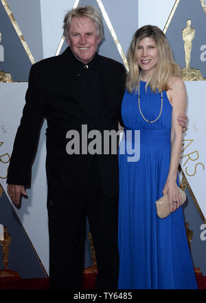 Gary Busey und Steffanie Sampson ankommen auf dem roten Teppich für die 88 Academy Awards, in der Hollywood und Highland Center im Hollywood Abschnitt von Los Angeles, am 28. Februar 2016. Foto von Jim Ruymen/UPI Stockfoto