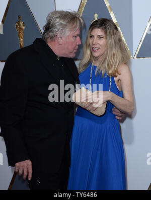 Gary Busey und Steffanie Sampson ankommen auf dem roten Teppich für die 88 Academy Awards, in der Hollywood und Highland Center im Hollywood Abschnitt von Los Angeles, am 28. Februar 2016. Foto von Jim Ruymen/UPI Stockfoto