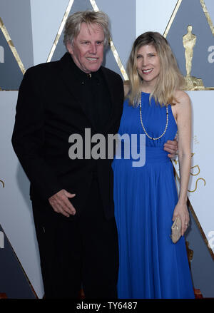 Gary Busey und Steffanie Sampson ankommen auf dem roten Teppich für die 88 Academy Awards, in der Hollywood und Highland Center im Hollywood Abschnitt von Los Angeles, am 28. Februar 2016. Foto von Jim Ruymen/UPI Stockfoto