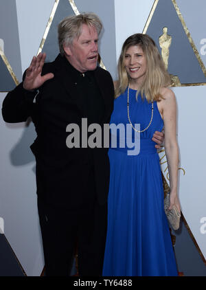 Gary Busey und Steffanie Sampson ankommen auf dem roten Teppich für die 88 Academy Awards, in der Hollywood und Highland Center im Hollywood Abschnitt von Los Angeles, am 28. Februar 2016. Foto von Jim Ruymen/UPI Stockfoto