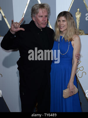 Gary Busey und Steffanie Sampson ankommen auf dem roten Teppich für die 88 Academy Awards, in der Hollywood und Highland Center im Hollywood Abschnitt von Los Angeles, am 28. Februar 2016. Foto von Jim Ruymen/UPI Stockfoto