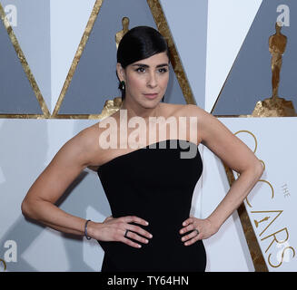 Schauspielerin Sarah Silverman kommt auf den roten Teppich für den 88th Academy Awards, in der Hollywood und Highland Center im Hollywood Abschnitt von Los Angeles, am 28. Februar 2016. Foto von Jim Ruymen/UPI Stockfoto