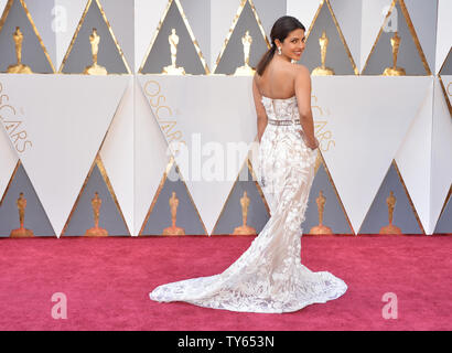 Priyanka Chopra kommt auf den roten Teppich für den 88th Academy Awards in Hollywood und Highland Center im Hollywood Abschnitt von Los Angeles, am 28. Februar 2016. Foto von Kevin Dietsch/UPI Stockfoto