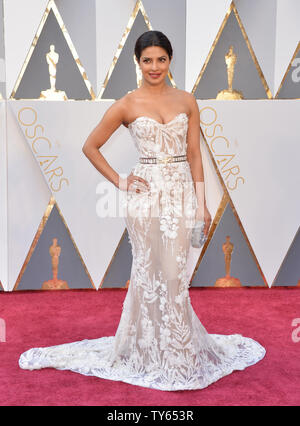 Priyanka Chopra kommt auf den roten Teppich für den 88th Academy Awards in Hollywood und Highland Center im Hollywood Abschnitt von Los Angeles, am 28. Februar 2016. Foto von Kevin Dietsch/UPI Stockfoto