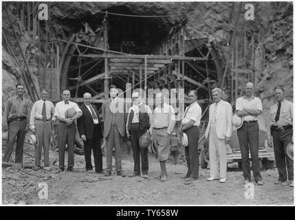 Inspektion Partei begleitet die Innenminister der fotografiert in Black Canyon.; Umfang und Inhalt: Foto aus Band 2 einer Reihe von Fotoalben dokumentiert den Bau des Hoover Dam, Boulder City, Nevada. Stockfoto