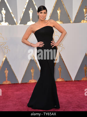 Sarah Silverman kommt auf den roten Teppich für den 88th Academy Awards in Hollywood und Highland Center im Hollywood Abschnitt von Los Angeles, am 28. Februar 2016. Foto von Kevin Dietsch/UPI Stockfoto