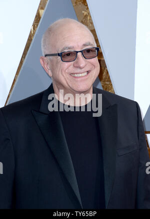 Sound Mixer Randy Thom kommt auf den roten Teppich für den 88th Academy Awards, in der Hollywood und Highland Center im Hollywood Abschnitt von Los Angeles, am 28. Februar 2016. Foto von Jim Ruymen/UPI Stockfoto