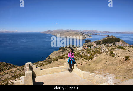 Panoramablick auf das Dorf Yumani und Titicaca See, Isla del Sol, Bolivien Stockfoto