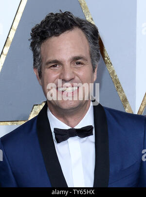 Mark Ruffalo kommt auf den roten Teppich für den 88th Academy Awards, in der Hollywood und Highland Center im Hollywood Abschnitt von Los Angeles, am 28. Februar 2016. Foto von Jim Ruymen/UPI Stockfoto