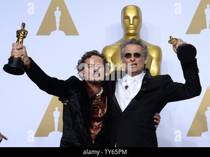 Sound Editoren David White und Mark Mangini, rechts, Gewinner des Best Sound Editing Award für "Mad Max: Fury Road, 'erscheinen Backstage in der 88Th Academy Awards, in der Hollywood und Highland Center im Hollywood Abschnitt von Los Angeles, am 28. Februar 2016. Foto von Jim Ruymen/UPI Stockfoto