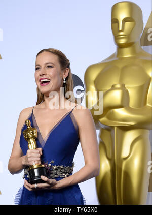 Schauspielerin Brie Larson, Sieger der Beste Hauptdarstellerin Award für "Zimmer", erscheint Backstage in der 88Th Academy Awards, in der Hollywood und Highland Center im Hollywood Abschnitt von Los Angeles, am 28. Februar 2016. Foto von Jim Ruymen/UPI Stockfoto