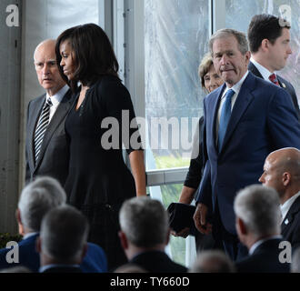 Reg. Jerry Brown, der First Lady Michelle Obama, ehemalige First Lady Laura Bush und der ehemalige Präsident George Bush (-R) nehmen an der Beerdigung von Nancy Reagan, wie die ehemalige First Lady gepriesen wurde und legte sich neben ihren Mann bei der Ronald Reagan Presidential Library und Museum in Simi Valley, Kalifornien am 11. März 2016 zur Ruhe. Foto von Jim Ruymen/UPI Stockfoto