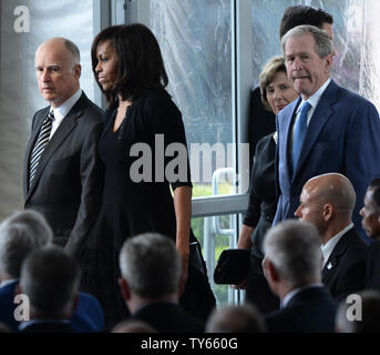 Reg. Jerry Brown, der First Lady Michelle Obama, ehemalige First Lady Laura Bush und der ehemalige Präsident George Bush (-R) nehmen an der Beerdigung von Nancy Reagan, wie die ehemalige First Lady gepriesen wurde und legte sich neben ihren Mann bei der Ronald Reagan Presidential Library und Museum in Simi Valley, Kalifornien am 11. März 2016 zur Ruhe. Foto von Jim Ruymen/UPI Stockfoto