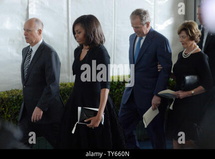 Reg. Jerry Brown, der First Lady Michelle Obama, ehemaliger Präsident George Bush und ehemalige First Lady Laura Bush (L-R) nehmen an der Beerdigung von Nancy Reagan, wie die ehemalige First Lady gepriesen wurde und legte sich neben ihren Mann bei der Ronald Reagan Presidential Library und Museum in Simi Valley, Kalifornien am 11. März 2016 zur Ruhe. Foto von Jim Ruymen/UPI Stockfoto