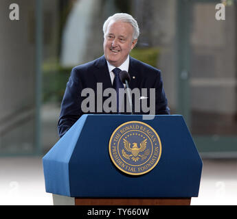 Der ehemalige kanadische Premierminister Brian Mulroney liest einen Brief, dass Ronald Reagan schrieb Nancy Reagan als Würdenträger aus der Welt der Politik, der Medien und Hollywood versammelt, um eine endgültige Abschied von Nancy Reagan zu bieten. Die ehemalige First Lady wurde gepriesen und legte neben ihrem Ehemann an der Ronald Reagan Presidential Library und Museum in Simi Valley, Kalifornien am 11. März 2016 zur Ruhe. Foto von Jim Ruymen/UPI Stockfoto