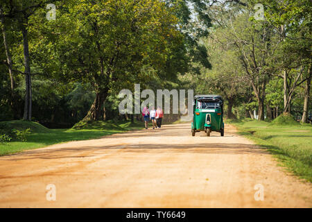 Eine Auto-rikscha (auch als Tuc Tuc oder Tuk Tuk) ist in Richtung der Lion Rock in Sigiriya. Stockfoto