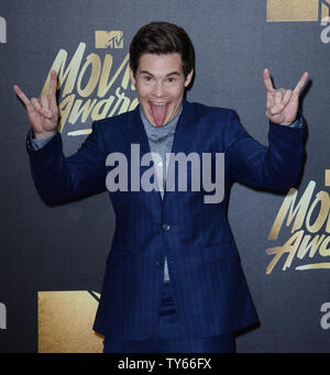 Schauspieler Adam DeVine besucht die MTV Movie Awards bei Warner Bros Studios in Burbank, Kalifornien am 9. April 2016. Die MTV Movie Awards lüftet Sonntag, April 10 at 8pm ET/PT. Foto von Jim Ruymen/UPI Stockfoto