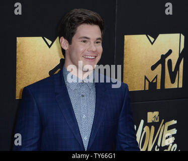 Schauspieler Adam DeVine besucht die MTV Movie Awards bei Warner Bros Studios in Burbank, Kalifornien am 9. April 2016. Die MTV Movie Awards lüftet Sonntag, April 10 at 8pm ET/PT. Foto von Jim Ruymen/UPI Stockfoto