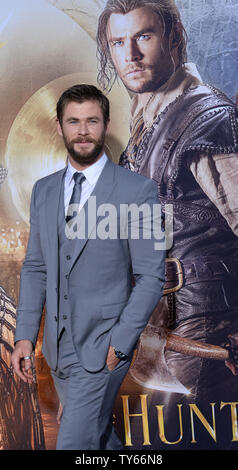 Warf Mitglied Chris Hemsworth besucht die Premiere des Motion picture Fantasy' der Huntsman: Winter's Krieg" in die "Westwood" in Los Angeles, das am 11. April 2016. Handlung: Als einen Krieg zwischen rivalisierenden Königin Schwestern Ravenna und Freya eskaliert, Eric und anderen Krieger Sara, Mitglieder der Jäger Armee angehoben Freya zu schützen, versuchen, ihre verbotene Liebe zu verbergen, als sie die Bekämpfung von Ravenna bösen Absichten. Foto von Jim Ruymen/UPI Stockfoto