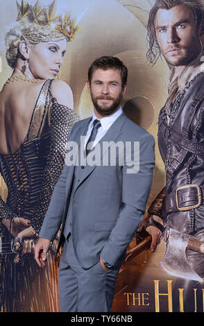 Warf Mitglied Chris Hemsworth besucht die Premiere des Motion picture Fantasy' der Huntsman: Winter's Krieg" in die "Westwood" in Los Angeles, das am 11. April 2016. Handlung: Als einen Krieg zwischen rivalisierenden Königin Schwestern Ravenna und Freya eskaliert, Eric und anderen Krieger Sara, Mitglieder der Jäger Armee angehoben Freya zu schützen, versuchen, ihre verbotene Liebe zu verbergen, als sie die Bekämpfung von Ravenna bösen Absichten. Foto von Jim Ruymen/UPI Stockfoto