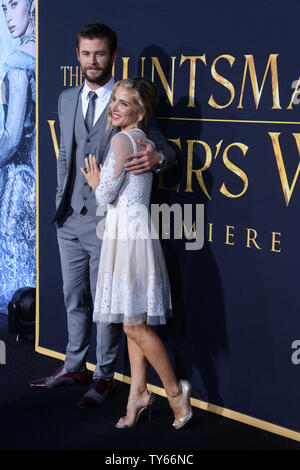 Warf Mitglied Chris Hemsworth und seine Frau, die Schauspielerin Elsa Pataky die Premiere der motion picture Fantasy' der Huntsman: Winter's Krieg" in die "Westwood" in Los Angeles, das am 11. April 2016 teil. Handlung: Als einen Krieg zwischen rivalisierenden Königin Schwestern Ravenna und Freya eskaliert, Eric und anderen Krieger Sara, Mitglieder der Jäger Armee angehoben Freya zu schützen, versuchen, ihre verbotene Liebe zu verbergen, als sie die Bekämpfung von Ravenna bösen Absichten. Foto von Jim Ruymen/UPI Stockfoto