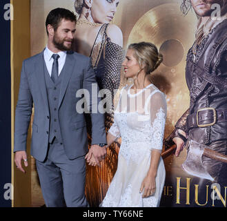 Warf Mitglied Chris Hemsworth und seine Frau, die Schauspielerin Elsa Pataky die Premiere der motion picture Fantasy' der Huntsman: Winter's Krieg" in die "Westwood" in Los Angeles, das am 11. April 2016 teil. Handlung: Als einen Krieg zwischen rivalisierenden Königin Schwestern Ravenna und Freya eskaliert, Eric und anderen Krieger Sara, Mitglieder der Jäger Armee angehoben Freya zu schützen, versuchen, ihre verbotene Liebe zu verbergen, als sie die Bekämpfung von Ravenna bösen Absichten. Foto von Jim Ruymen/UPI Stockfoto