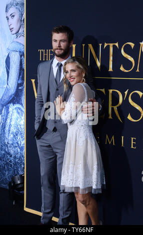 Warf Mitglied Chris Hemsworth und seine Frau, die Schauspielerin Elsa Pataky die Premiere der motion picture Fantasy' der Huntsman: Winter's Krieg" in die "Westwood" in Los Angeles, das am 11. April 2016 teil. Handlung: Als einen Krieg zwischen rivalisierenden Königin Schwestern Ravenna und Freya eskaliert, Eric und anderen Krieger Sara, Mitglieder der Jäger Armee angehoben Freya zu schützen, versuchen, ihre verbotene Liebe zu verbergen, als sie die Bekämpfung von Ravenna bösen Absichten. Foto von Jim Ruymen/UPI Stockfoto