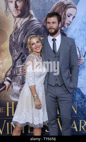 Warf Mitglied Chris Hemsworth und seine Frau, die Schauspielerin Elsa Pataky die Premiere der motion picture Fantasy' der Huntsman: Winter's Krieg" in die "Westwood" in Los Angeles, das am 11. April 2016 teil. Handlung: Als einen Krieg zwischen rivalisierenden Königin Schwestern Ravenna und Freya eskaliert, Eric und anderen Krieger Sara, Mitglieder der Jäger Armee angehoben Freya zu schützen, versuchen, ihre verbotene Liebe zu verbergen, als sie die Bekämpfung von Ravenna bösen Absichten. Foto von Jim Ruymen/UPI Stockfoto