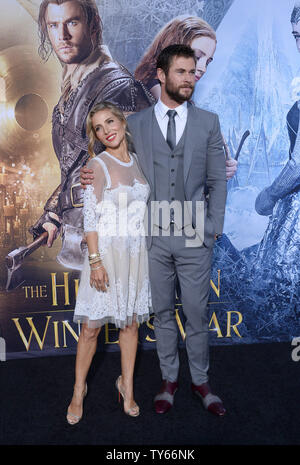 Warf Mitglied Chris Hemsworth und seine Frau, die Schauspielerin Elsa Pataky die Premiere der motion picture Fantasy' der Huntsman: Winter's Krieg" in die "Westwood" in Los Angeles, das am 11. April 2016 teil. Handlung: Als einen Krieg zwischen rivalisierenden Königin Schwestern Ravenna und Freya eskaliert, Eric und anderen Krieger Sara, Mitglieder der Jäger Armee angehoben Freya zu schützen, versuchen, ihre verbotene Liebe zu verbergen, als sie die Bekämpfung von Ravenna bösen Absichten. Foto von Jim Ruymen/UPI Stockfoto