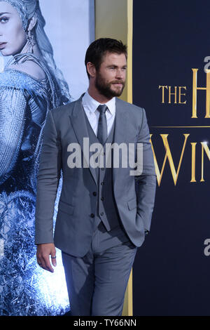 Warf Mitglied Chris Hemsworth besucht die Premiere des Motion picture Fantasy' der Huntsman: Winter's Krieg" in die "Westwood" in Los Angeles, das am 11. April 2016. Handlung: Als einen Krieg zwischen rivalisierenden Königin Schwestern Ravenna und Freya eskaliert, Eric und anderen Krieger Sara, Mitglieder der Jäger Armee angehoben Freya zu schützen, versuchen, ihre verbotene Liebe zu verbergen, als sie die Bekämpfung von Ravenna bösen Absichten. Foto von Jim Ruymen/UPI Stockfoto