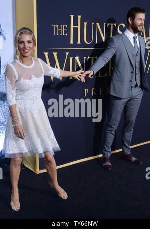 Warf Mitglied Chris Hemsworth und seine Frau, die Schauspielerin Elsa Pataky die Premiere der motion picture Fantasy' der Huntsman: Winter's Krieg" in die "Westwood" in Los Angeles, das am 11. April 2016 teil. Handlung: Als einen Krieg zwischen rivalisierenden Königin Schwestern Ravenna und Freya eskaliert, Eric und anderen Krieger Sara, Mitglieder der Jäger Armee angehoben Freya zu schützen, versuchen, ihre verbotene Liebe zu verbergen, als sie die Bekämpfung von Ravenna bösen Absichten. Foto von Jim Ruymen/UPI Stockfoto