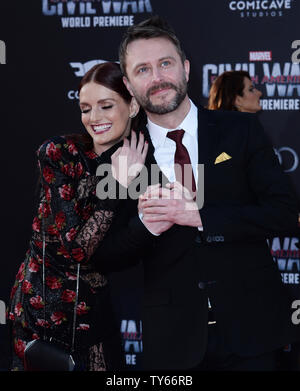 TV-Persönlichkeit Chris Hardwick (L) und Schauspielerin Lydia Hearst Besuchen die Premiere des sci-fi-motion picture Fantasy' Captain America: Bürgerkrieg' am El Capitan Theatre in Hollywood" in Los Angeles am 12. April 2016. Storyline: politische Einmischung in die Rächer" Aktivitäten verursacht eine Kluft zwischen ehemaligen Verbündeten Captain America und Iron Man. Foto von Jim Ruymen/UPI Stockfoto