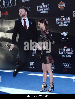TV-Persönlichkeit Chris Hardwick (L) und Schauspielerin Lydia Hearst Besuchen die Premiere des sci-fi-motion picture Fantasy' Captain America: Bürgerkrieg' am El Capitan Theatre in Hollywood" in Los Angeles am 12. April 2016. Storyline: politische Einmischung in die Rächer" Aktivitäten verursacht eine Kluft zwischen ehemaligen Verbündeten Captain America und Iron Man. Foto von Jim Ruymen/UPI Stockfoto