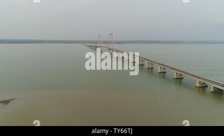 Luftaufnahme Tragkabel Brücke Suramadu über madura Meerenge zwischen den Inseln Java, Madura. surabaya Hohe Küste Brücke mit Autobahn. Java, Indonesien Stockfoto