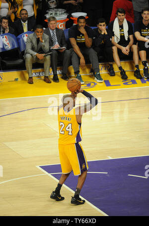 Los Angeles Lakers Kobe Bryant macht einen Freiwurf für seinen abschließenden Punkt in seinem letzten Spiel in der NBA gegen die Utah Jazz im Staples Center in Los Angeles am 13. April 2016. Bryant erzielte 60 Punkte. Die Lakers gewonnen 101 bis 96. Foto von Lori Shepler/UPI Stockfoto