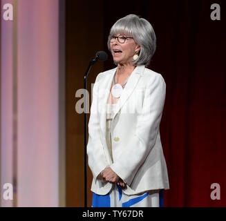 Schauspielerin Rita Moreno erscheint auf der Bühne auf der 43. jährlichen Daytime Emmy Awards im Westin Bonaventure Hotel in Los Angeles am 1. Mai 2016. Foto von Jim Ruymen/UPI Stockfoto