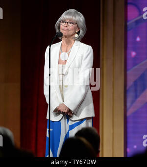 Schauspielerin Rita Moreno erscheint auf der Bühne auf der 43. jährlichen Daytime Emmy Awards im Westin Bonaventure Hotel in Los Angeles am 1. Mai 2016. Foto von Jim Ruymen/UPI Stockfoto