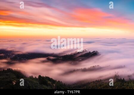 Wolken mit Sonnenstrahlen. Stockfoto