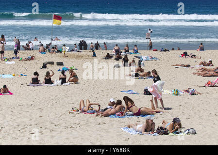 Menschenmassen am Strand während der Schulferien Surfers Paradise, Queensland, Australien Stockfoto